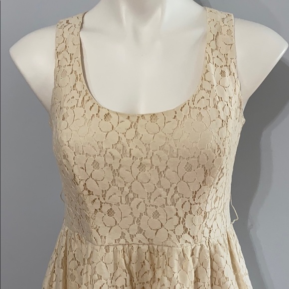 Cream Lace Sleeveless Dress - Picture 2 of 6